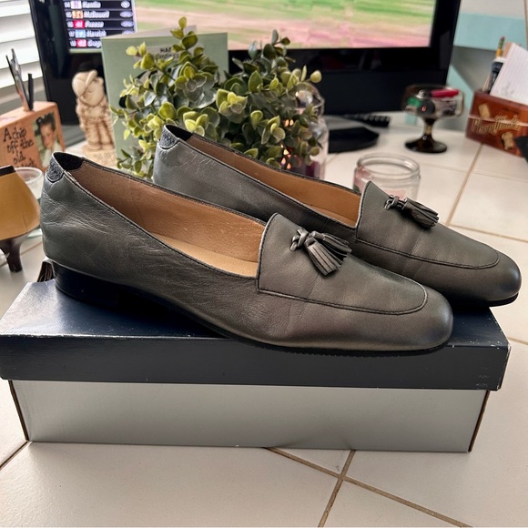 Selby Leather Tasseled Loafers in a Bronze Metallic Sz. 9.5 Narrow (3A) - Picture 6 of 15